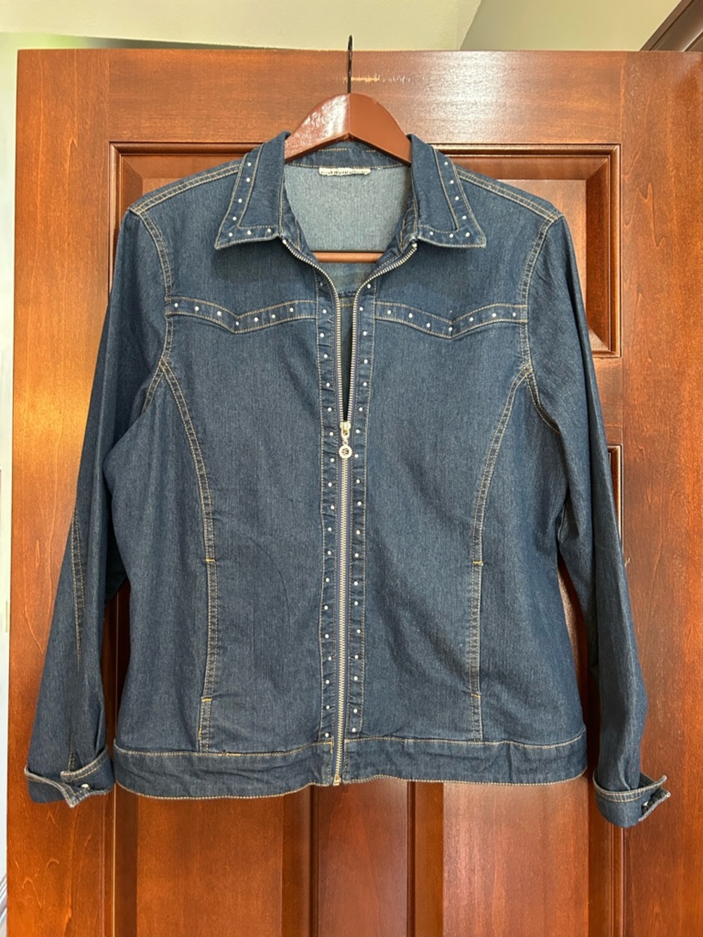 Cathy Daniels Studded Zip Front Denim Jacket Women’s L?